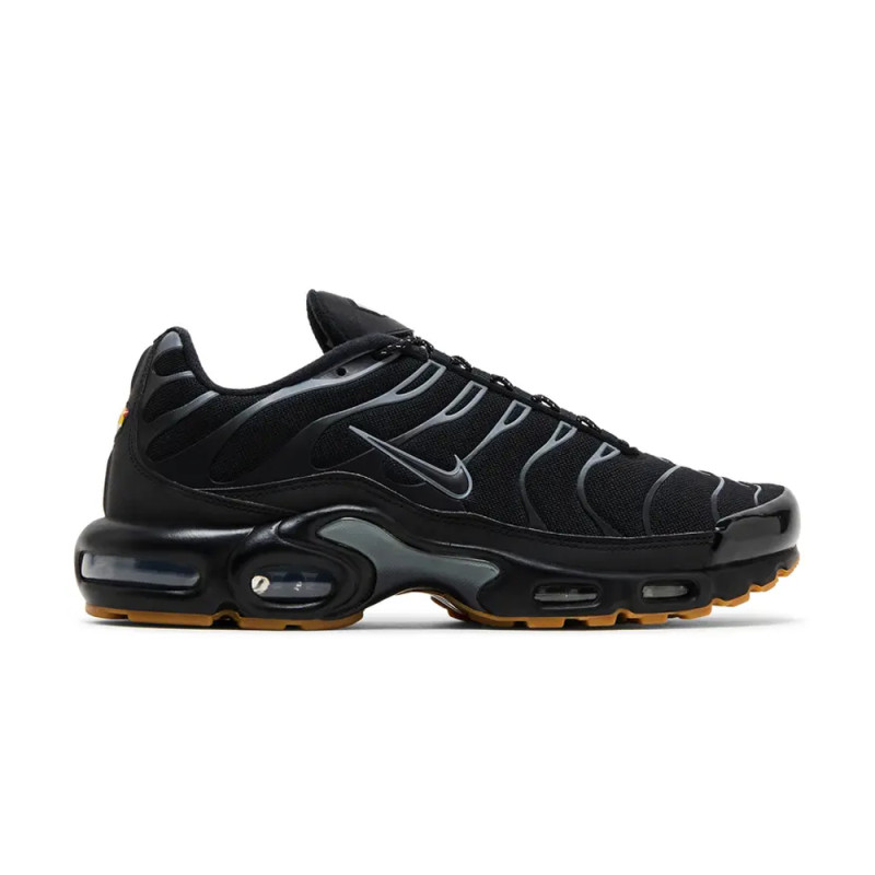 BASKETS NIKE AIR MAX PLUS BLACK GREY GUM